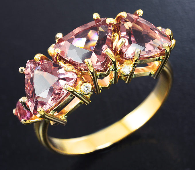 Золото Кольцо с апатитами падпараджа 4,11 карата, шпинелями и бриллиантами