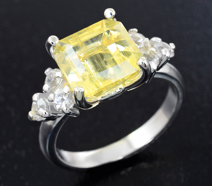 Серебро 925 Кольцо c желтым апатитом 4,04 карата и лейкосапфирами