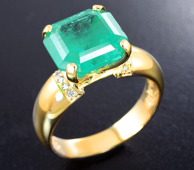 Золото Кольцо с уральским изумрудом 5,18 карата и бриллиантами