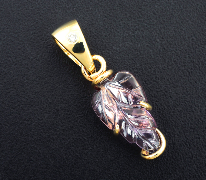 Золото Кулон с чистейшей резной шпинелью 1,89 карата и бриллиантами