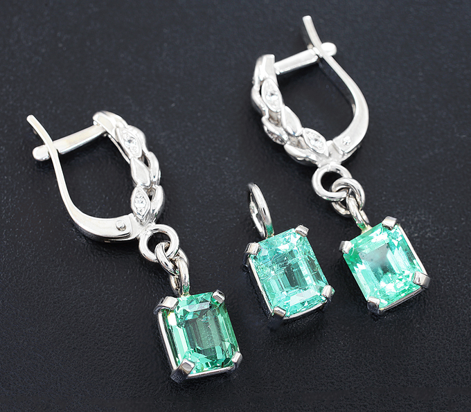 Золото Комплект с уральскими изумрудами 3,66 карата и бесцветными топазами