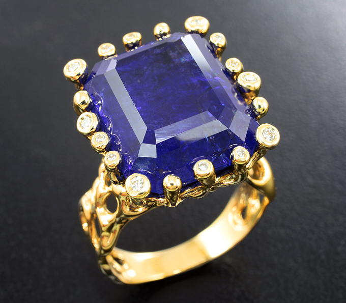 Золото Кольцо с танзанитом 24,13 карата и бриллиантами