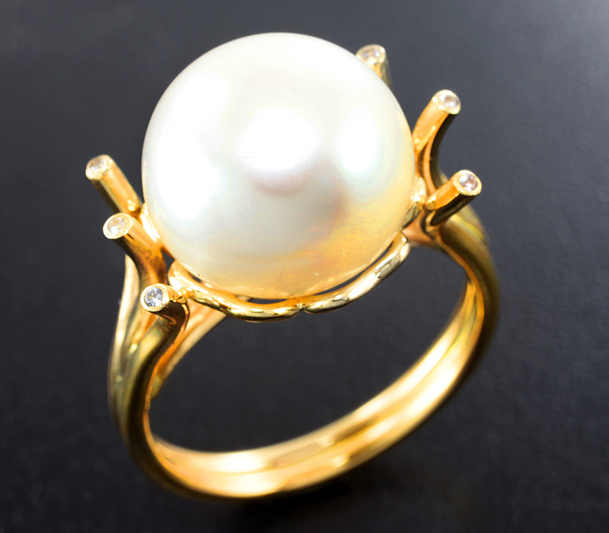 Золото Кольцо с морской жемчужиной 13,74 карата и лейкосапфирами
