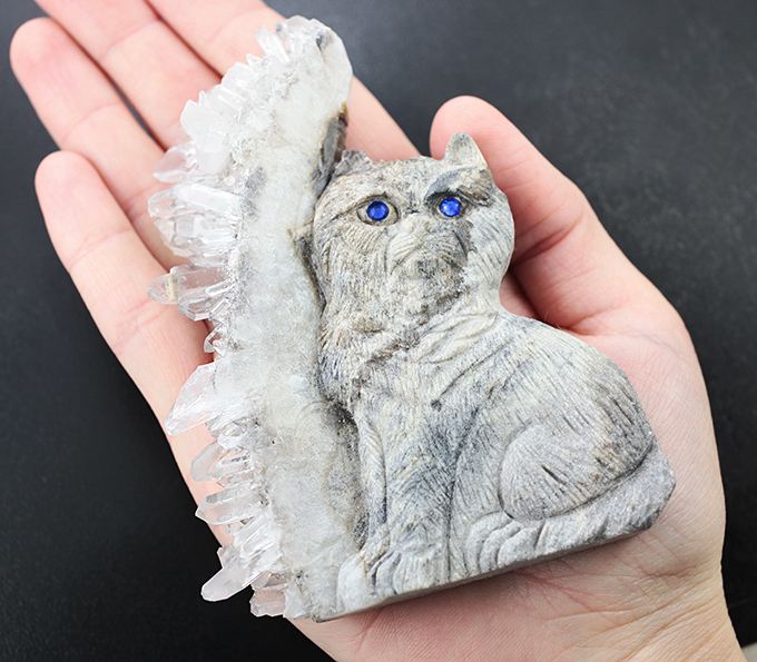 Миниатюра «Лунный кот» из резной друзы бесцветного кварца
