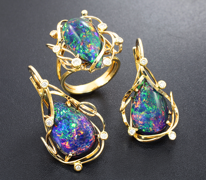 Золото Комплект с кристаллическими черными опалами 17,35 карат и брилилантами