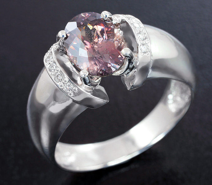 Серебро 925 Кольцо с зултанитом 1,74 карата и бриллиантами