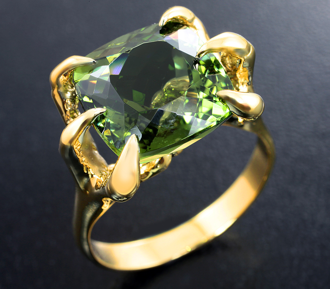 Золото Кольцо с ограненным молдавитом 7,46 карата