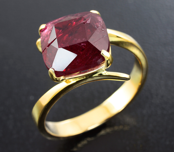 Золото Кольцо c крупной красной шпинелью 4,42 карата
