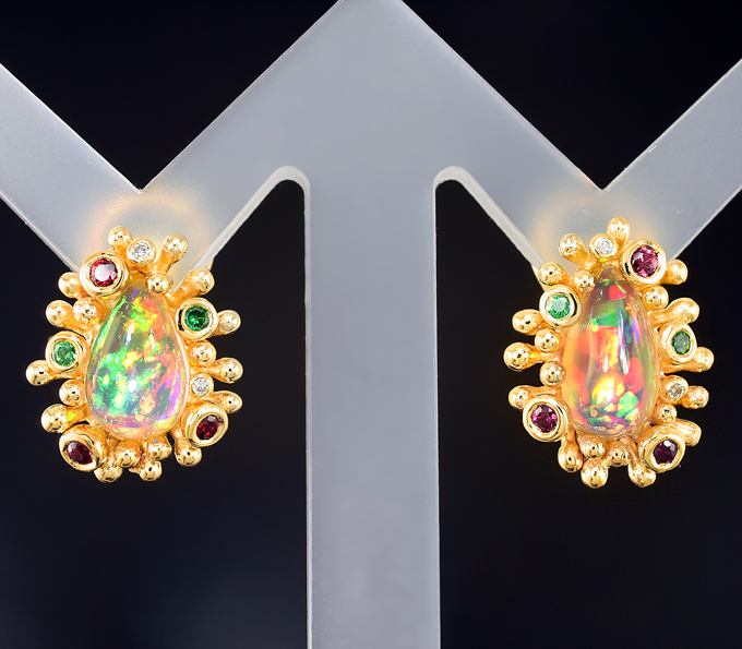 Золото Серьги с кристаллическими эфиопскими опалами 1,93 карата, цаворитами гранатами, красными сапфирами и бриллиантами
