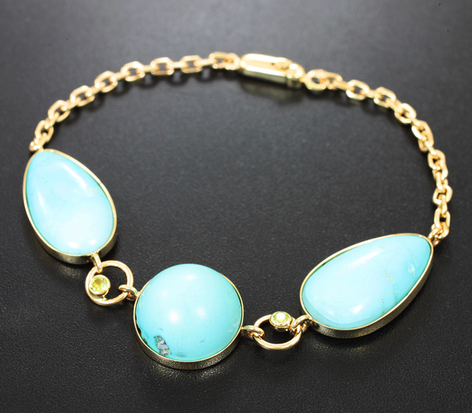 Золото Браслет с кабошонами армянской бирюзы и перидотами