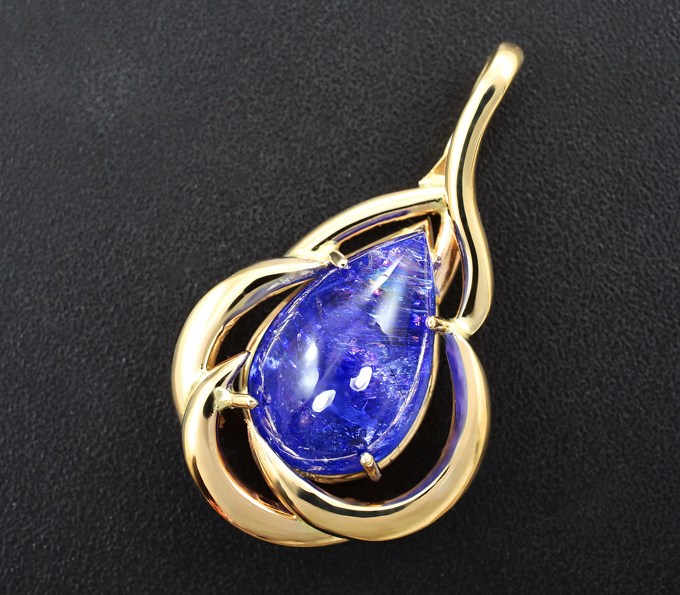 Золото Кулон с насыщенным крупным танзанитом 9,77 карата