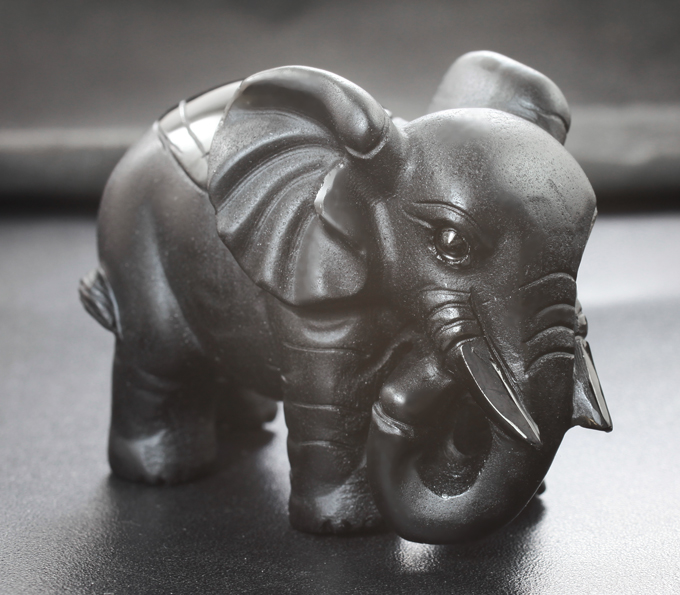 Миниатюра «Слон» из цельного обсидиана 354,38 карата