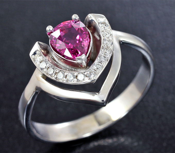 Золото Кольцо c рубином 0,6 карата и бриллиантами