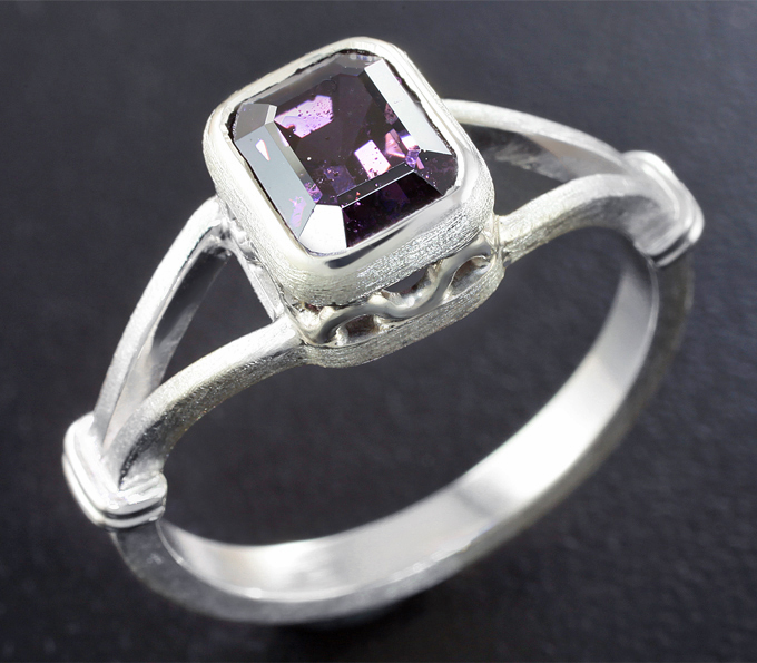 Серебро 925 Кольцо cо шпинелью 2,29 карата