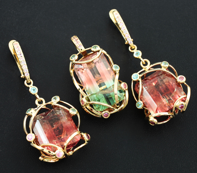 Золото Комплект с турмалинами 44,61 карата, розовыми сапфирами и апатитами