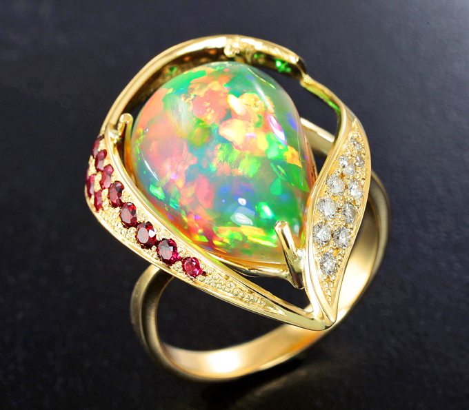 Золото Кольцо c кристаллическим эфиопским опалом 6,58 карата, красными сапфирами, цаворитами гранатами и бриллиантами