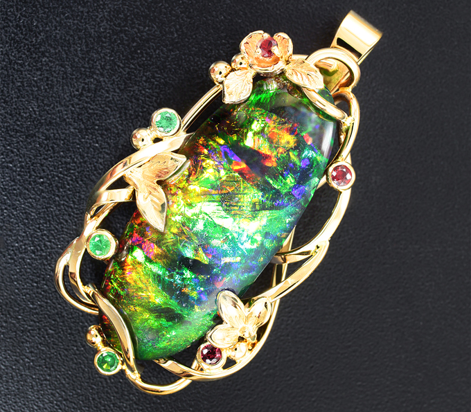 Золото Кулон с крупным кристаллическим черным опалом 14,2 карата, красными сапфирами и цаворитами гранатами