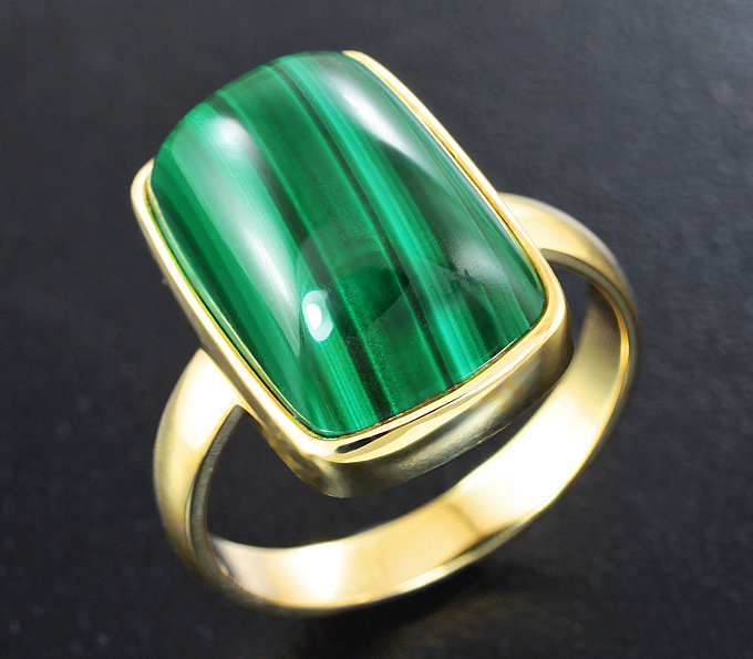 Золото Кольцо c уральским малахитом на подложке из долерита 15,43 карата