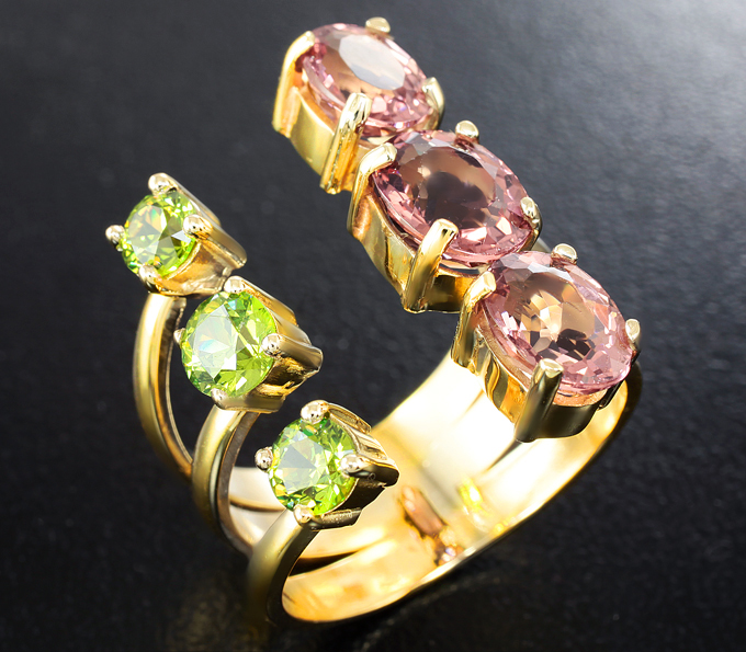 Золото Кольцо с уральскими демантоидами гранатами 1,08 карата и апатитами падпараджа 3,74 карата