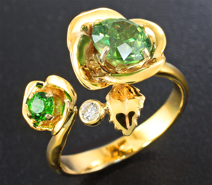 Золото Кольцо c крупным уральским демантоидом гранатом 1,85 карата, малым демантоидом 0,22 карата и бриллиантом
