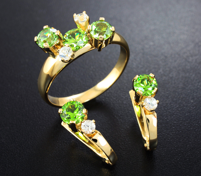 Золото Комплект с уральскими демантоидами 2,41 карата и лейкосапфирами