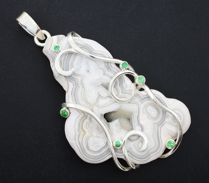 Серебро 925 Кулон со слайсом друзы агата 62,4 карата и цаворитами гранатами