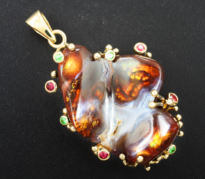 Золото Кулон с крупным мексиканским огненным агатом 37,59 карата, цаворитами гранатами и красными сапфирами