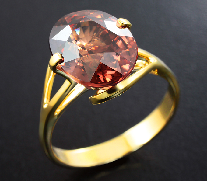 Золото Кольцо с крупным оранжевым цирконом 7,2 карата