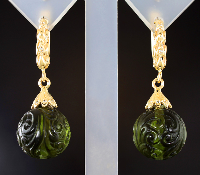 Золото Серьги с резными молдавитами 26,84 карата и бесцветными топазами