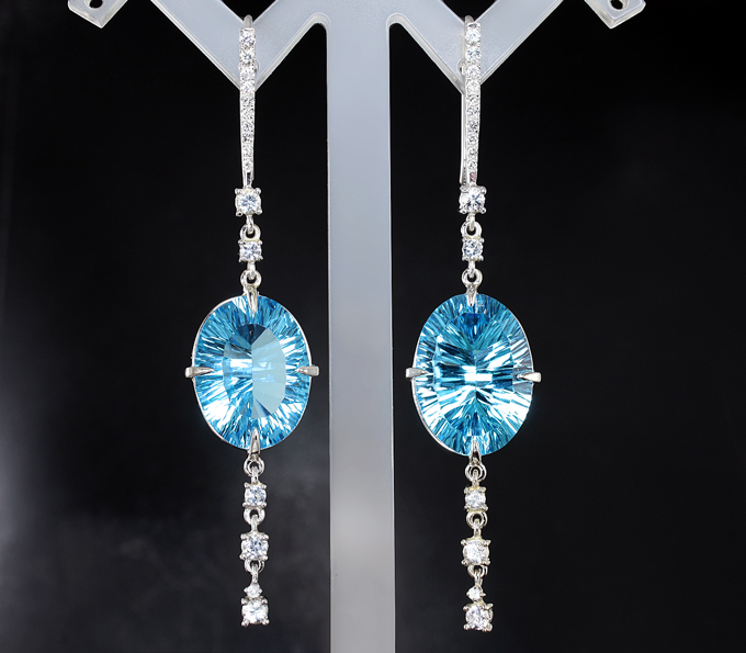 Золото Серьги с крупными топазами лазерной огранки и бесцветными цирконами