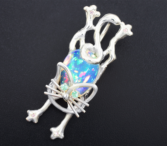 Серебро 925 Кулон с кристаллическим эфиопским опалом 4,58 карата, изумрудами и розовыми сапфирами