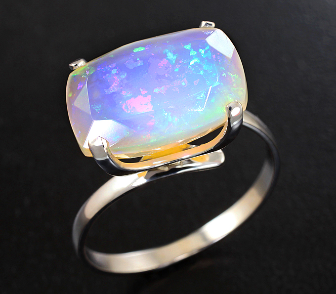 Золото Кольцо с крупным ограненным эфиопским опалом 4,5 карата