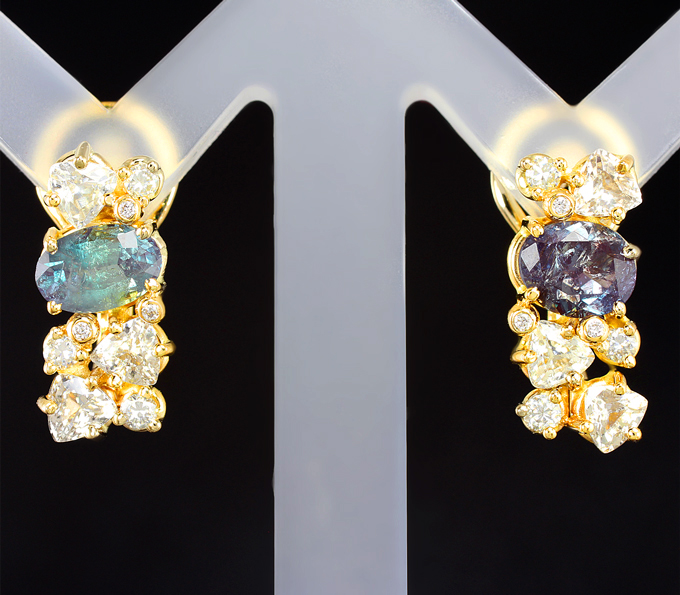 Золото Серьги с уральскими александритами 1,11 карата, муассанитами, бесцветными цирконами и бриллиантами