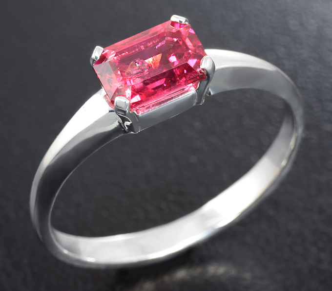 Серебро 925 Кольцо с неоново-красной шпинелью 1,2 карата