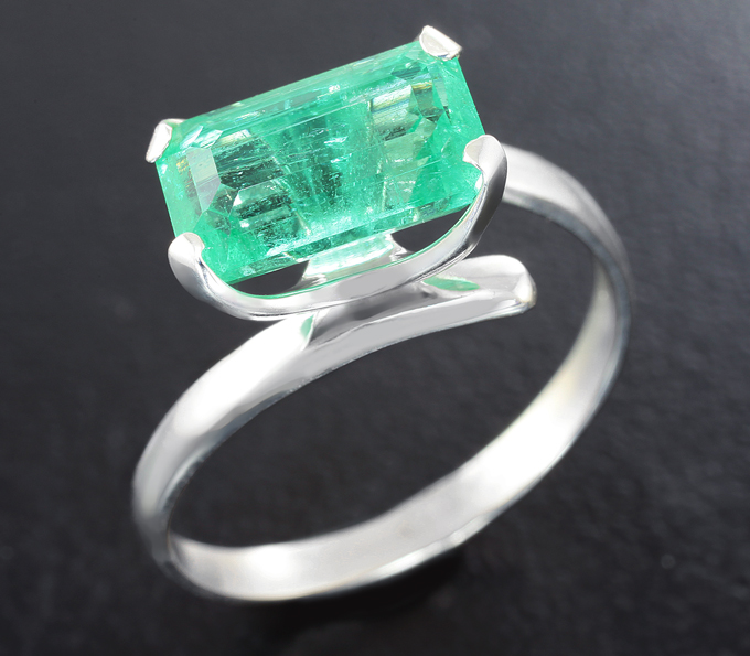 Серебро 925 Кольцо с уральским изумрудом 1,55 карата