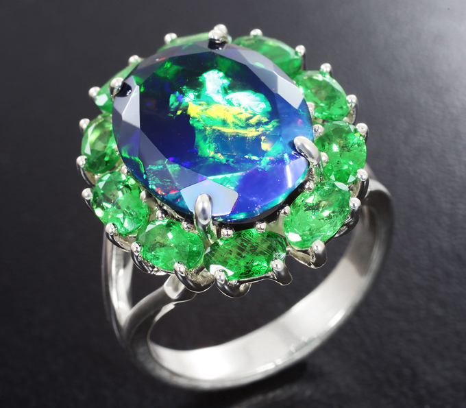 Серебро 925 Кольцо с ограненным черным опалом 4,33 карата и цаворитами