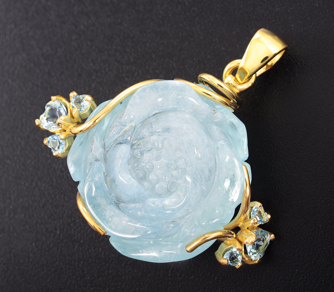 Серебро 925 Кулон с миниатюрой «Цветок» из цельного аквамарина 53,29 карата и ограненными аквамаринами