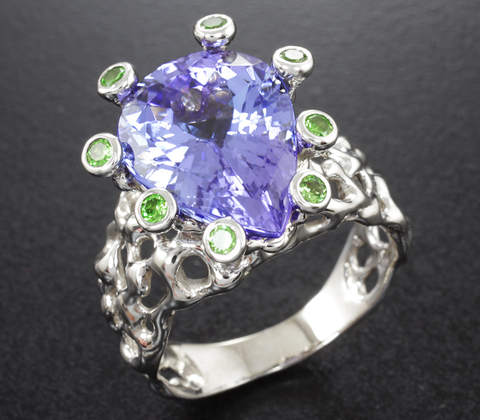 Золото Кольцо с танзанитом 8,23 карата и демантоидами