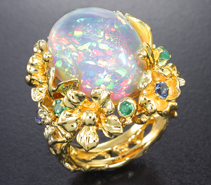 Золото Кольцо с кристаллическим эфиопским опалом 8,45 карата, изумрудами и синими сапфирами