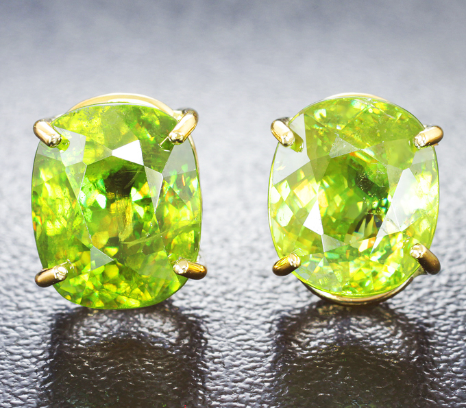 Золото Пусеты с крупными желто-зелеными сфенами высокой дисперсии 8,78 карата