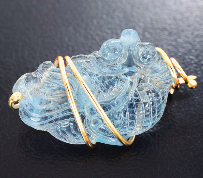 Золото Брошь/кулон с миниатюрой «Рыбка» из цельного аквамарина 10,73 карата