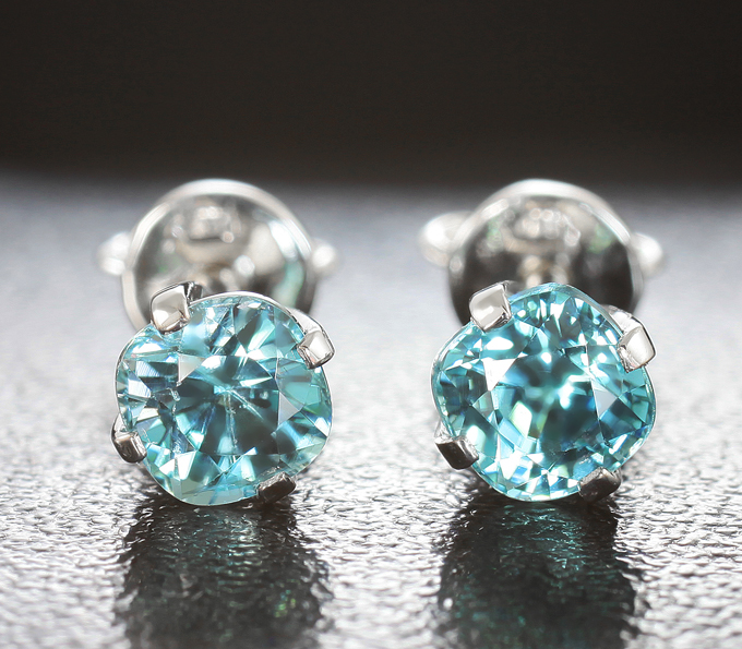 Золото Пусеты с голубыми цирконами 1,93 карата