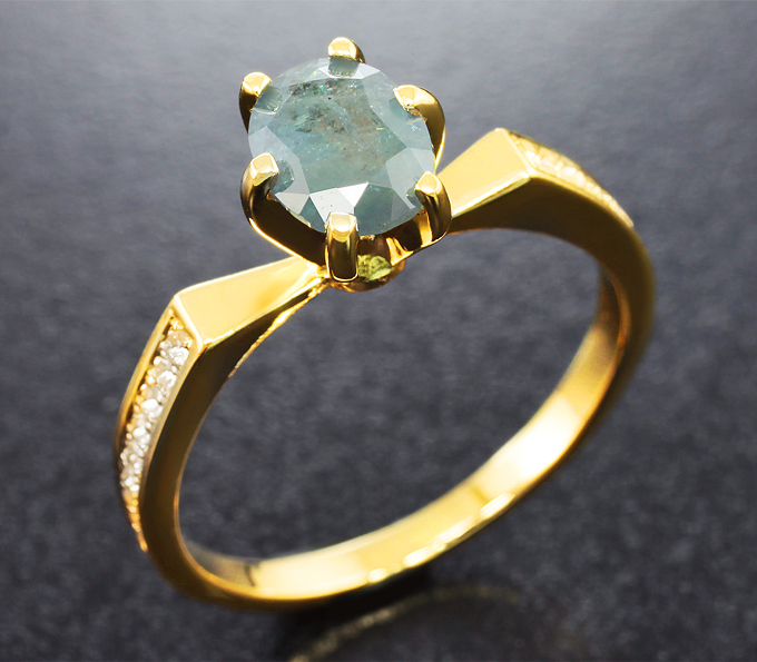 Золото Кольцо с уральским александритом 0,76 карата и бесцветными сапфирами