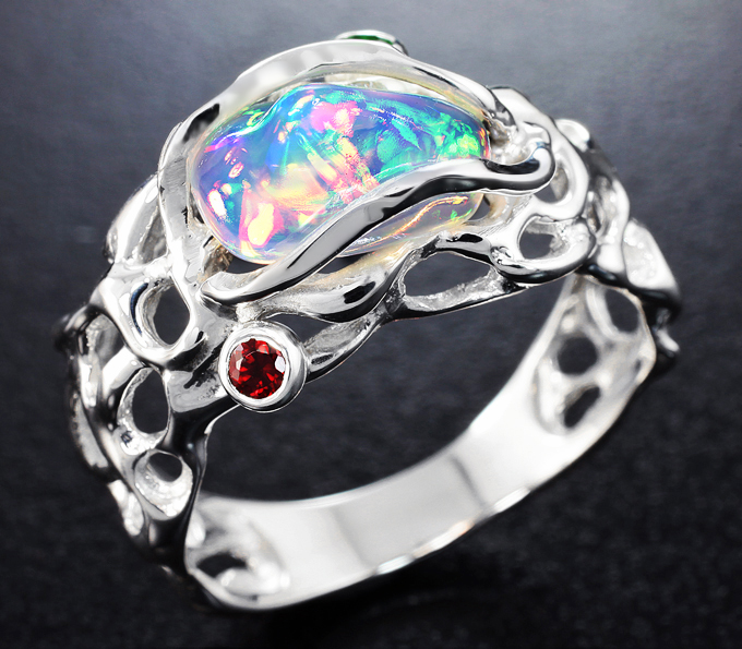 Серебро 925 Кольцо с австралийским solid опалом 1,13 карата, красным сапфиром и цаворитом