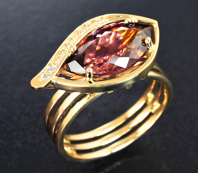 Золото Кольцо с полихромным турмалином авторской огранки 3,24 карата и лейкосапфирами