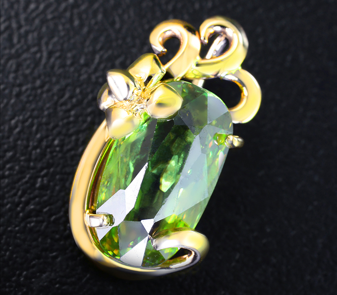 Золото Кулон с желто-зеленым сфеном высокой дисперсии 3,85 карата