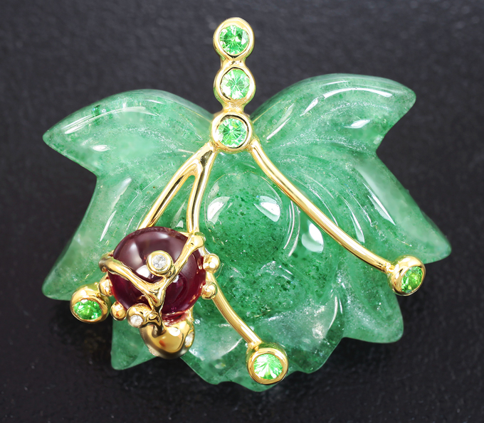 Серебро 925 Кулон с миниатюрой «Лотос» из цельного зеленого кварца 32 карат, рубином 1,76 карата, цаворитами и бесцветными цирконами