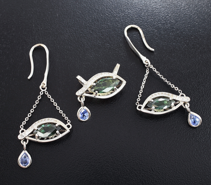 Золото Комплект с гранатами со сменой цвета 3,42 карата, синими и бесцветными сапфирами