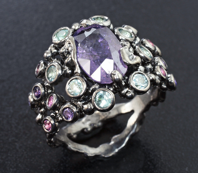 Серебро 925 Кольцо с крупным фиолетовым сапфиром со сменой цвета 4,04 карата, голубыми цирконами, розовыми и сиреневыми сапфирами