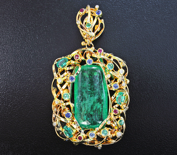 Золото Двусторонний кулон с уральским изумрудом 15,45 карат, рубинами, васильковыми сапфирами, малыми изумрудами и бриллиантами